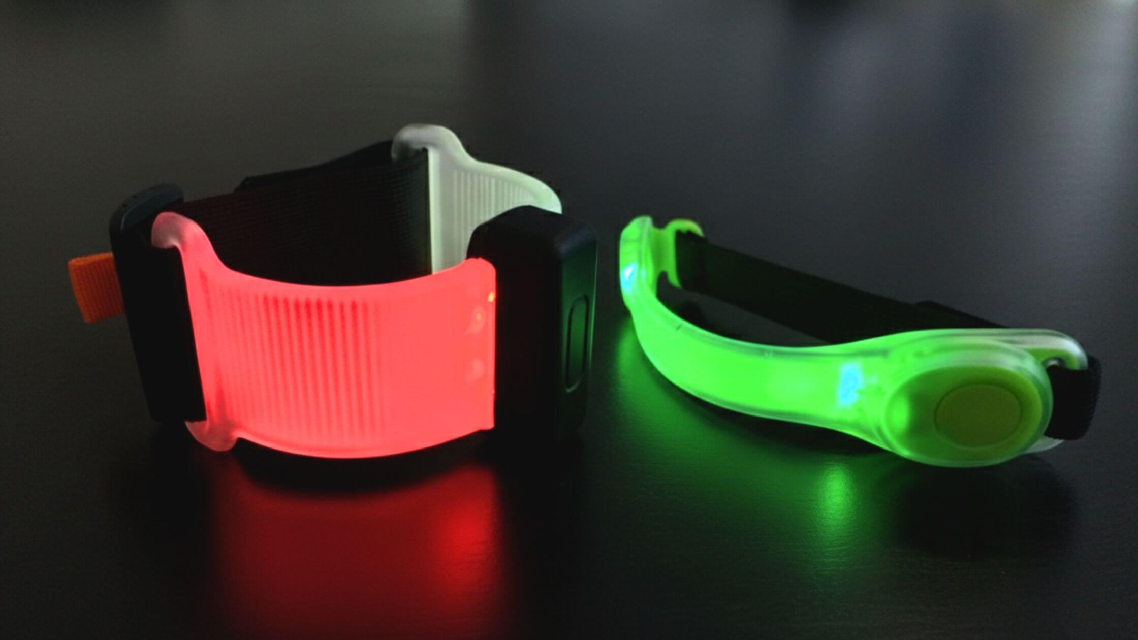 Comparaison de deux brassards lumineux de sécurité. L'éclairage LED intense met en avant la qualité de finition et la visibilité des dispositifs de sécurité pour cyclistes Captain Blink.